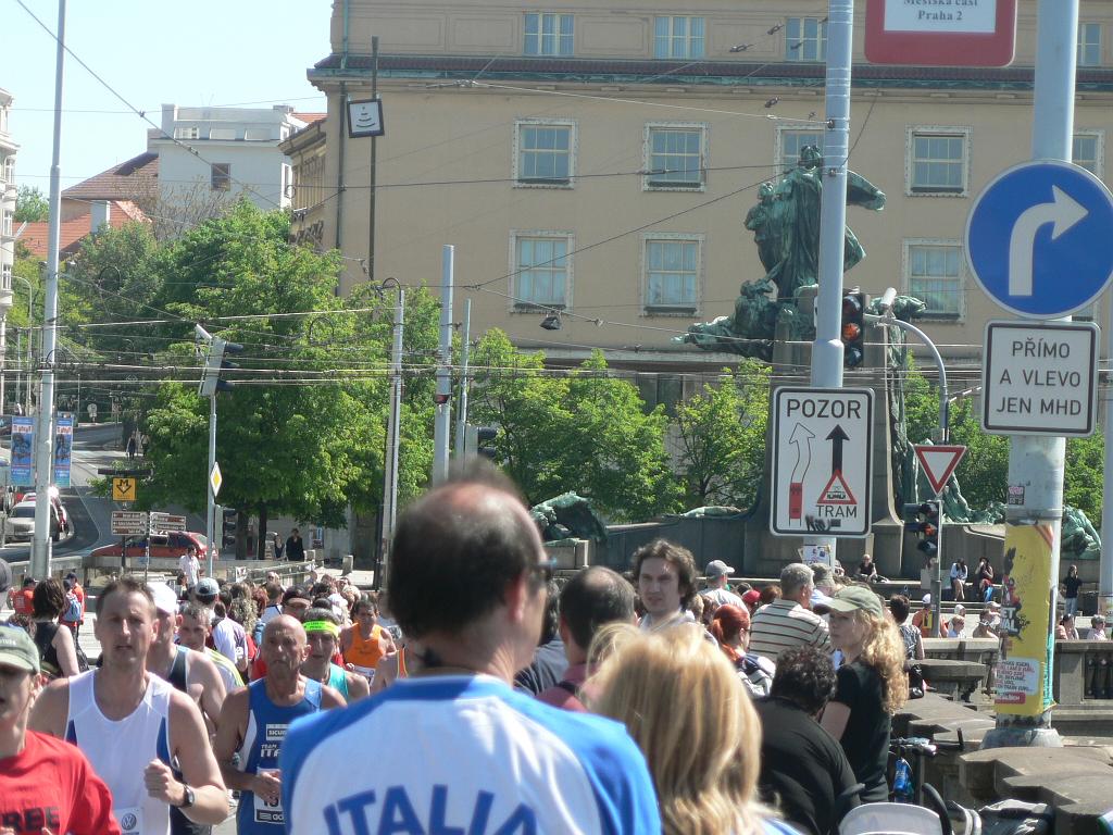 Maraton 08 069.jpg - davy běžců a vzadu vyhrává kapela